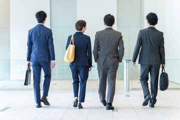 ビジネスパーソン　複数　全身　背中
