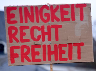 Pappschild: "Einigkeit, Recht, Freiheit"