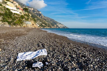 Photo sur Plexiglas Plage de Positano, côte amalfitaine, Italie high and winding mountains, beach and sea typical of the town of Positano-Italy