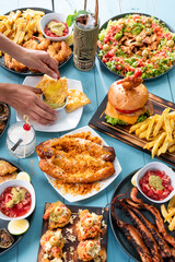 Hamburguesa, plátano, ensalada y coctel tiki