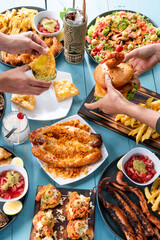 Hamburguesa, plátano, ensalada y coctel tiki