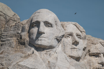 Obraz premium Close-up view of Mt. Rushmore, featuring the faces of four famous U.S. Presidents carved into the mountainside