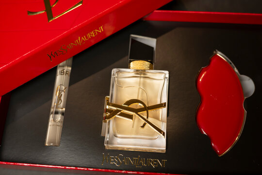 coffret de parfum Yves Saint Laurent Libre avec petit flacon suppl&eacute;mentaire et petit miroir