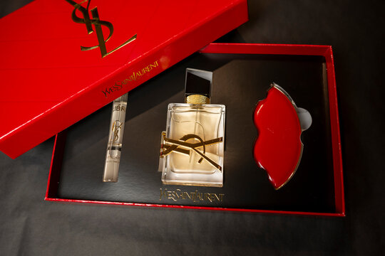 coffret Yves Saint Laurent du parfum Libre avec petit contenant et miroir en forme de bouche