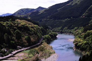 田舎の山々と大きな川