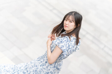 Fototapeta premium 振り向く女性 