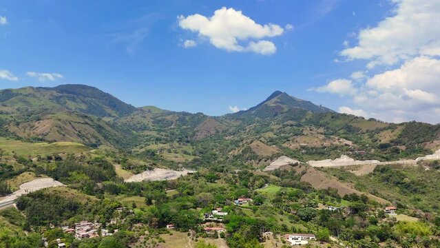 Video a&eacute;reo tomado sobre la carretera conocida como "Conexi&oacute;n Pac&iacute;fico 1" que comunica al Municipio de Amag&aacute; con el corregimiento de Bolombolo.