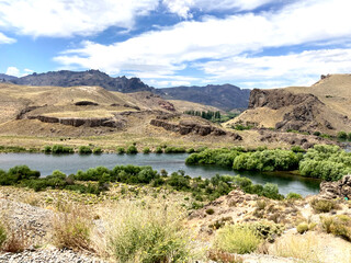 Paisaje de montaña y rio