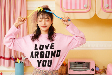 ピンクの衣装を着た若い女性のレトロなポートレート