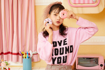 ピンクの衣装を着た若い女性のレトロなポートレート
