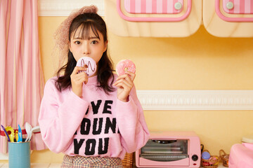 ピンクの衣装を着た若い女性のレトロなポートレート