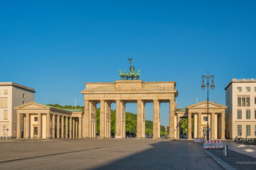 Berlin Germany, city skyline at Brandenburg Gate (Brandenburger Tor) © Noppasinw