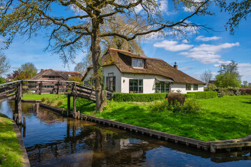 Fototapeta na wymiar Giethoorn Netherlands, city skyline at canal and traditional house in Giethoorn village