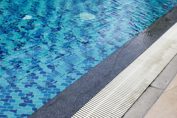 Obraz premium Gutter on the side of swimming pool