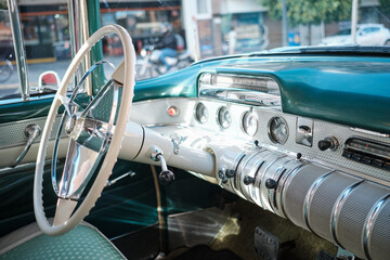 Interior de un coche antiguo