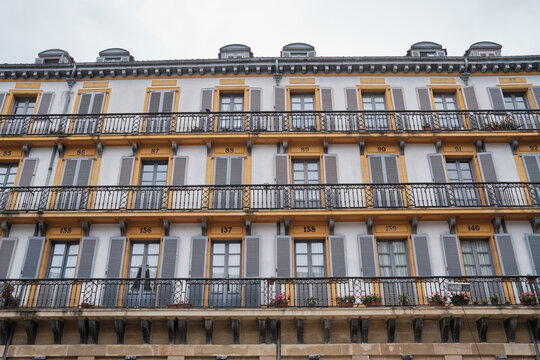 Fachada de la Plaza de la Constituci&oacute;n de San Sebasti&aacute;n.