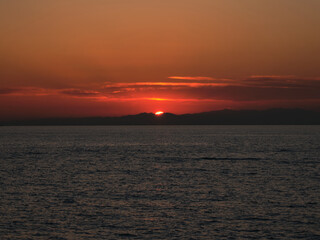 山の向こうに沈みゆく夕陽