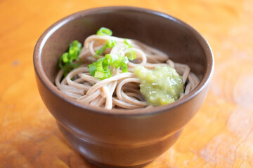 本わさびが添えられたそば