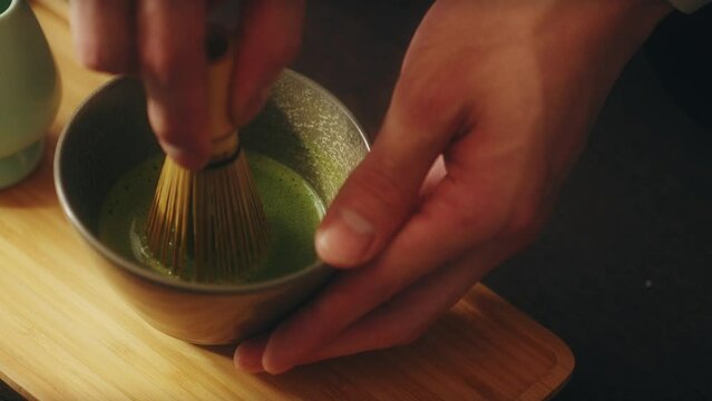 抹茶を立てる手元　日本・文化・和風・茶道