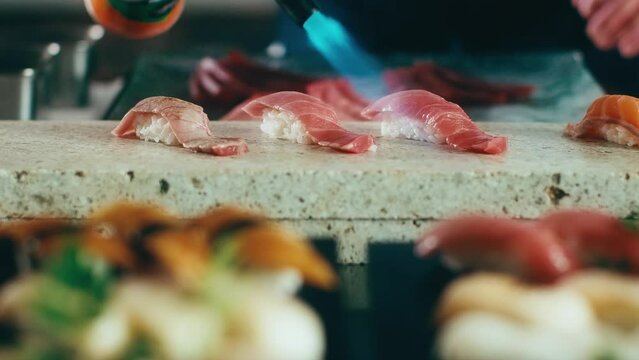 バーナーの火で炙る中トロマグロとサーモンの握りずし　寿司・日本・料理・マクロ・アップ・食事