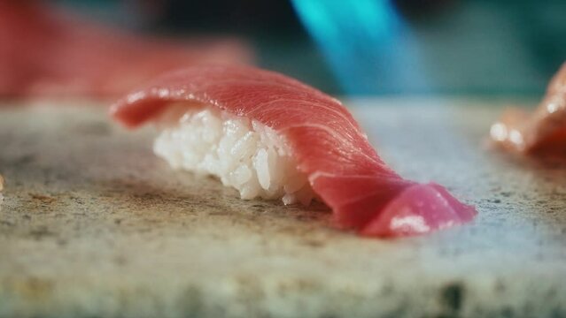 バーナーの火で炙る中トロマグロの握りずし　寿司・日本・料理・マクロ・アップ・食事