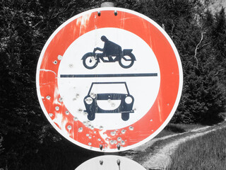 Verkehrszeichen verbietet Durchfahrt für PKW und Motorräder