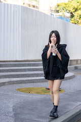 台湾台北市中山区の中山駅周辺を歩く若い２０代の台湾人女性 A young Taiwanese woman in her 20s walking around Zhongshan Station in Zhongshan District, Taipei City, Taiwan