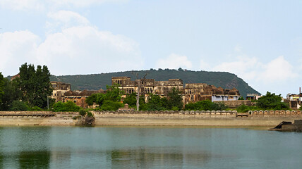 View of Nawal Sagar and Ruin Fortress of Bundi, Rajasthan, India.