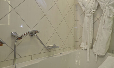 Badezimmer auf deutschem Luxus-Kreuzfahrtschiff mit Badewanne - Bathroom inside deluxe suite...
