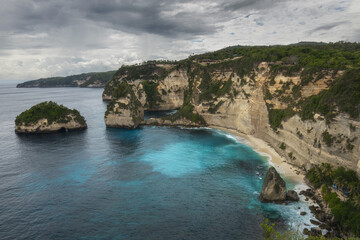Fototapeta premium Beautiful, scenic Diamond Beach bay cliffs, sea tacks and turquoise ocean water on tropical Nusa Penida island