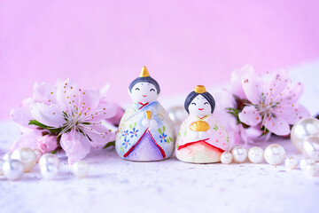 雛祭りのおひな様と桃の花と真珠（和紙のピンクバック）