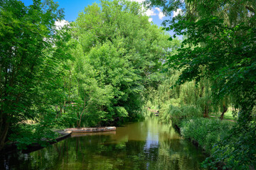 Im Dorf Blankensee überquert der 66-Seen-Wanderweg den Fluss Nieplitz, Namensgeberin des Naturparks Nuthe-Nieplitz (Blick Richtung Norden)