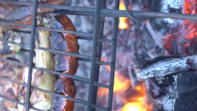 Primer plano de sabrosa carne goteando en la barbacoa. Asando comida, bbq, barbacoa, 4k.