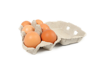 oeufs dans une boite isol&eacute; sur fond blanc 