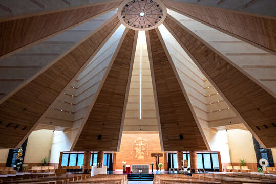 Chiesa del Santo Volto, Torino, Italia, - 21 Gennaio 2024. Interno chiesa, altare e arredi sacri moderni