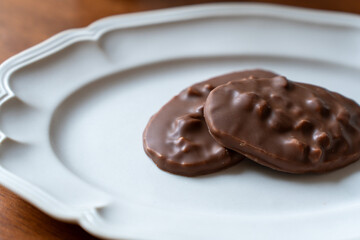 お皿の上の2枚のチョコレート菓子