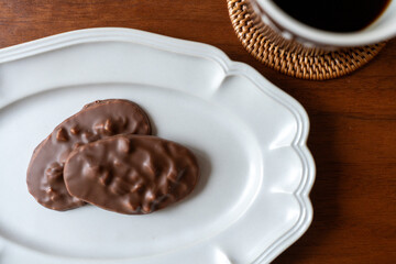 俯瞰で見たお皿の上の2枚のチョコレート菓子