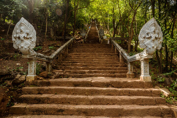Le grand escalier menant au Wat Banan