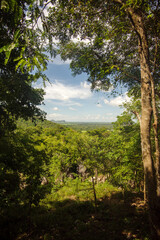 Vue sur le Phnom Sampov au sommet de la colline du Wat Banan