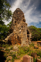 Un prang en ruine au Wat Banan