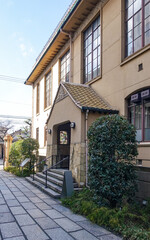 様々に活用される元明倫小学校の建物（京都府京都市）