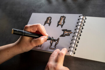 main dessinant sur un carnet des pions d'échec