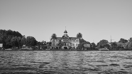 Obraz premium Details of a river with waves in black and white