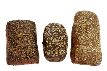 Assortiment de pains aux graines en gros plan sur fond blanc.