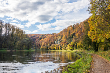 Fototapeta na wymiar Herbst an der Donau bei Kelheim