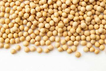 白背景に大豆