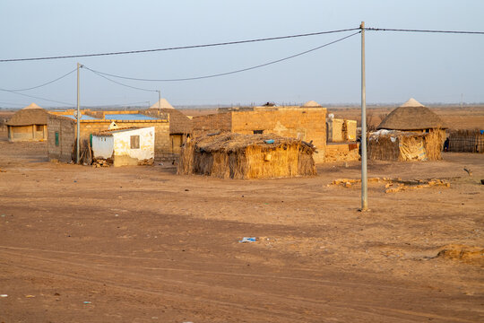 un village dans la zone d&eacute;sertique du Sahel au S&eacute;n&eacute;gal en Afrique