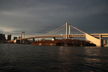 【東京】夕日に染まるレインボーブリッジと東京湾岸地区の街並み