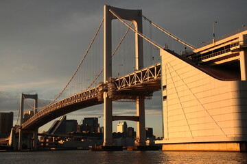 【東京】夕日に染まるレインボーブリッジと東京湾岸地区の街並み
