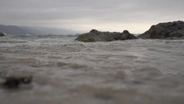 4K ROCAS EN EL MAR ROMPEOLAS